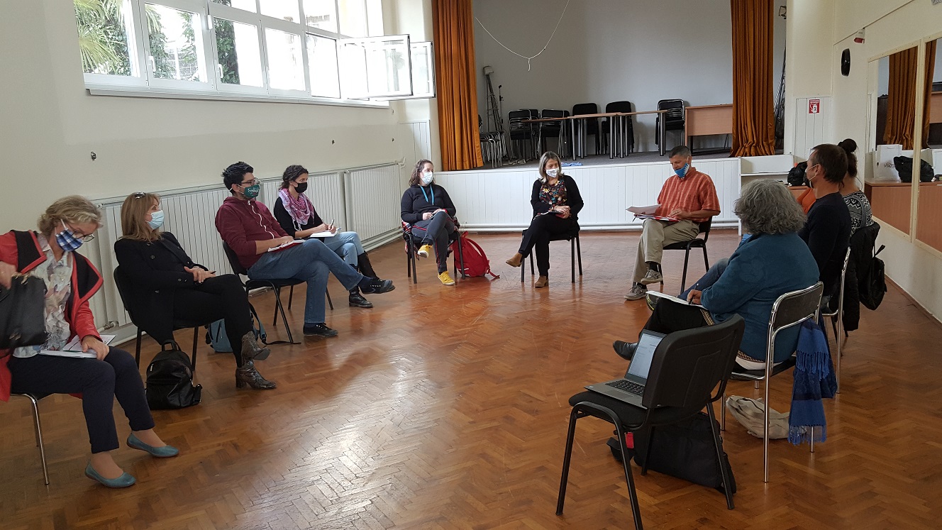 Partenaires de la Ville de Rijeka et de la société civile discutant l'évaluation à mi-parcours d'un projet